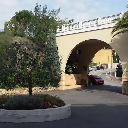 Renove, Piscine A Debordement, Vue *