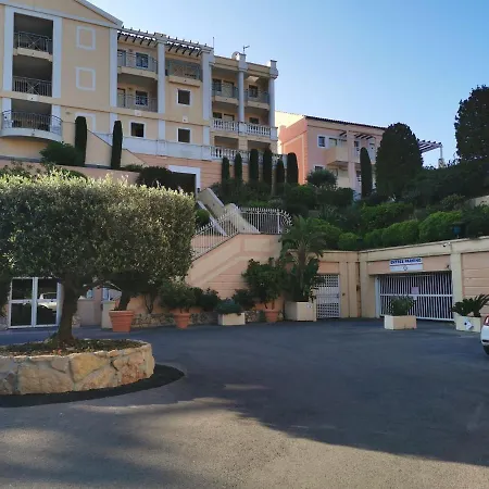 Renove, Piscine A Debordement, Vue *