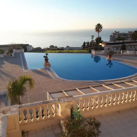 Renove, Piscine A Debordement, Vue Apartment